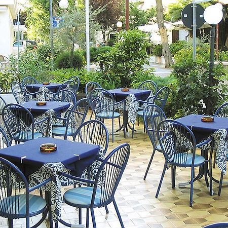 Hotel Aquila D'Oro Misano Adriatico Bagian luar foto