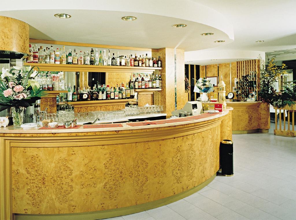 Hotel Aquila D'Oro Misano Adriatico Bagian luar foto