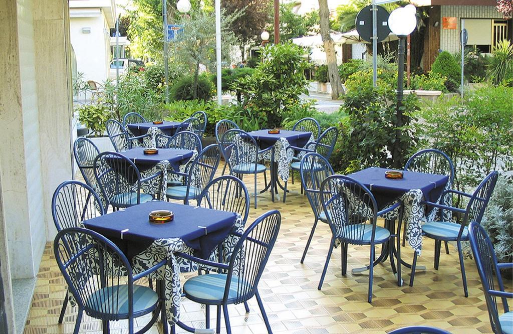 Hotel Aquila D'Oro Misano Adriatico Bagian luar foto