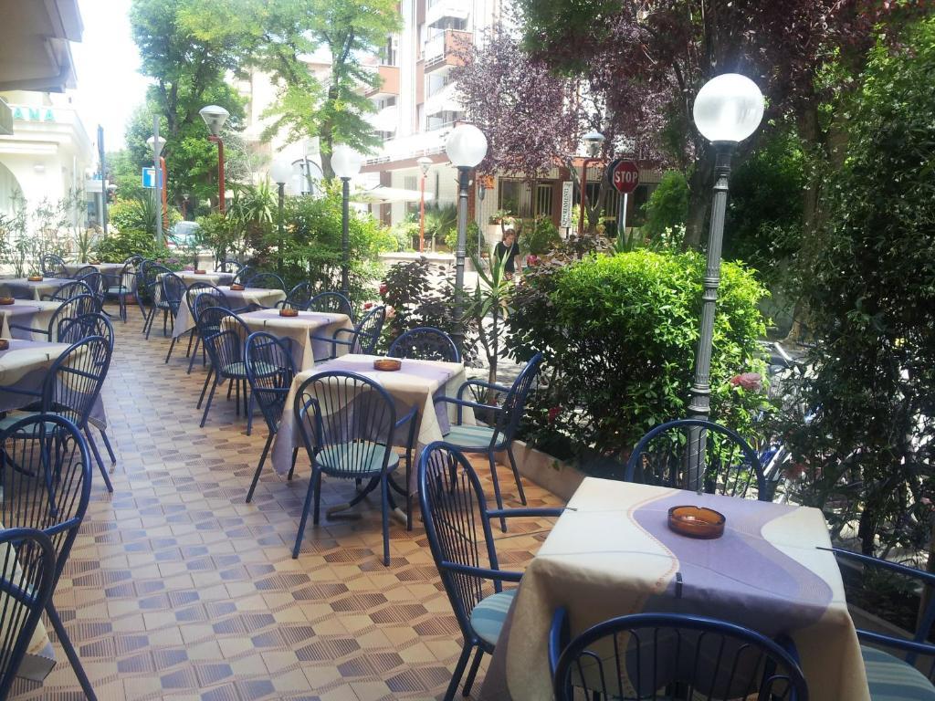 Hotel Aquila D'Oro Misano Adriatico Bagian luar foto