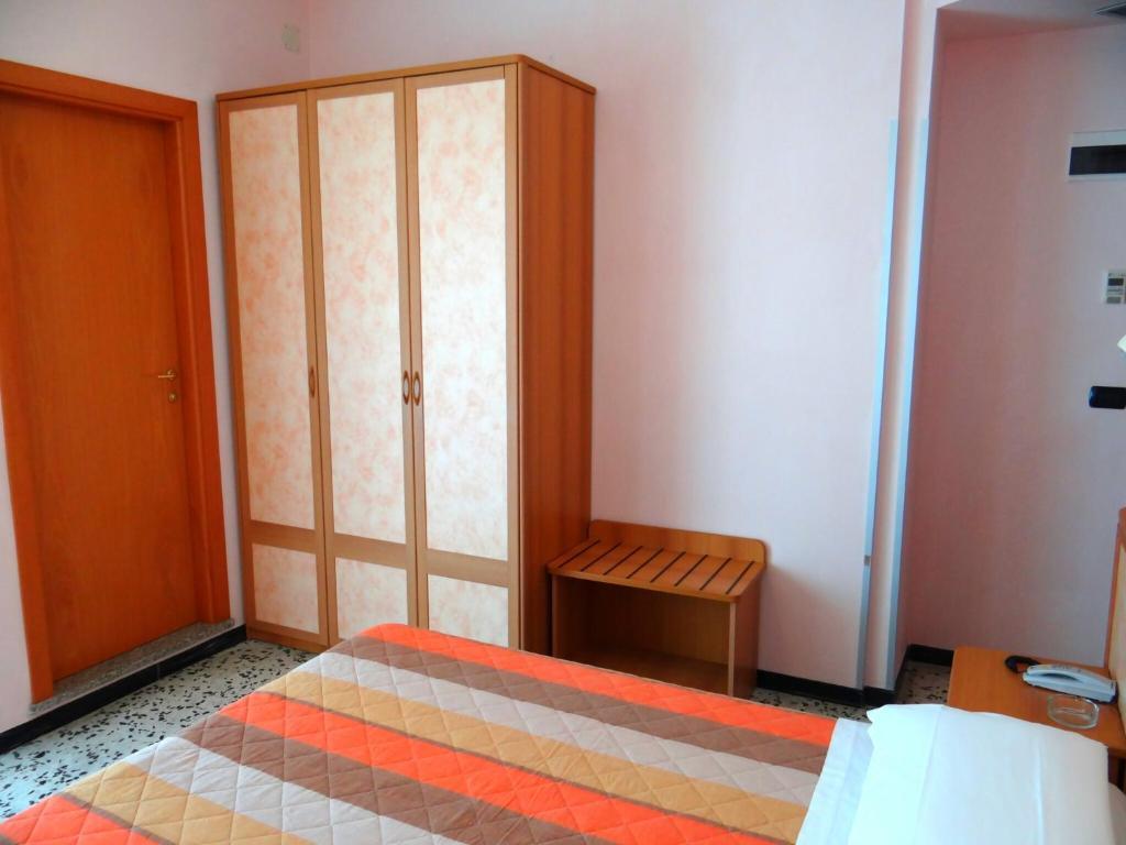 Hotel Aquila D'Oro Misano Adriatico Ruang foto