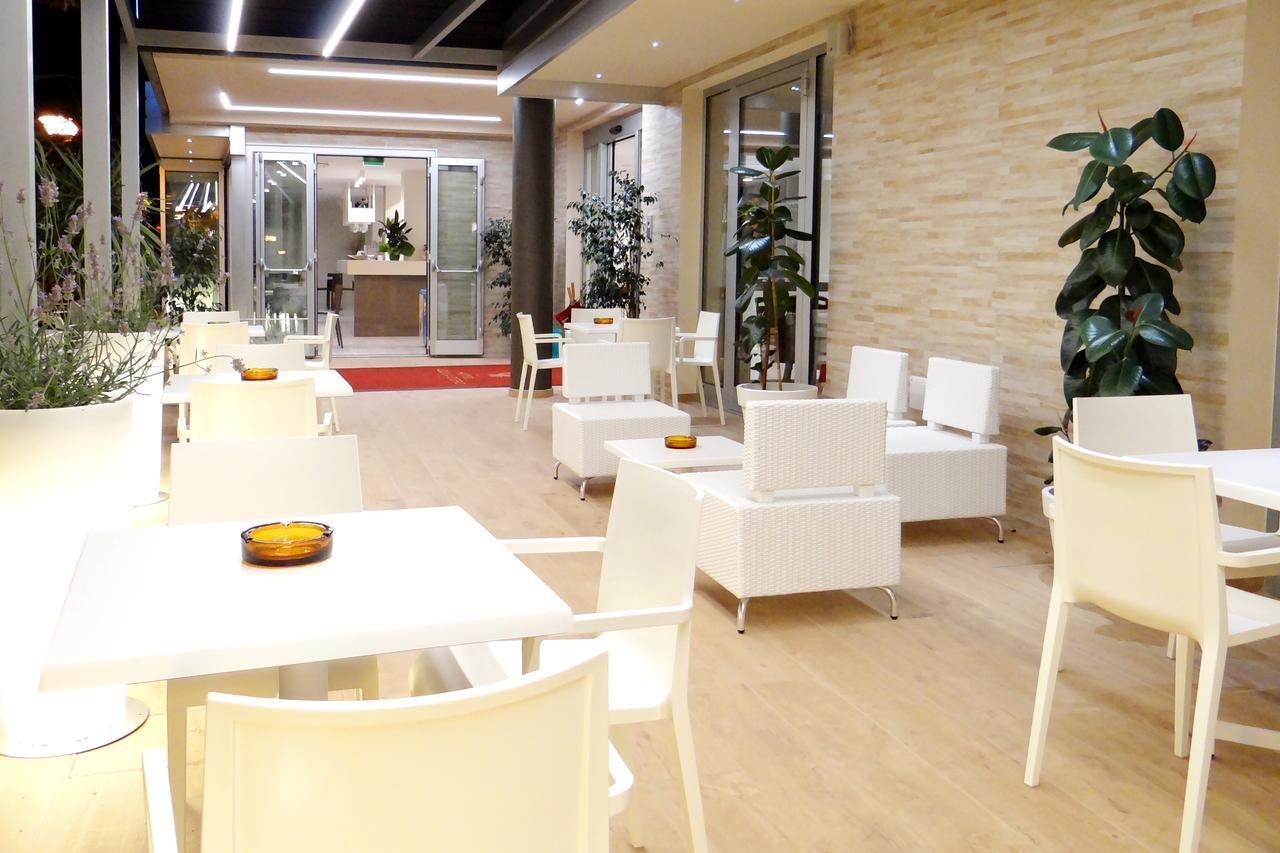 Hotel Aquila D'Oro Misano Adriatico Bagian luar foto