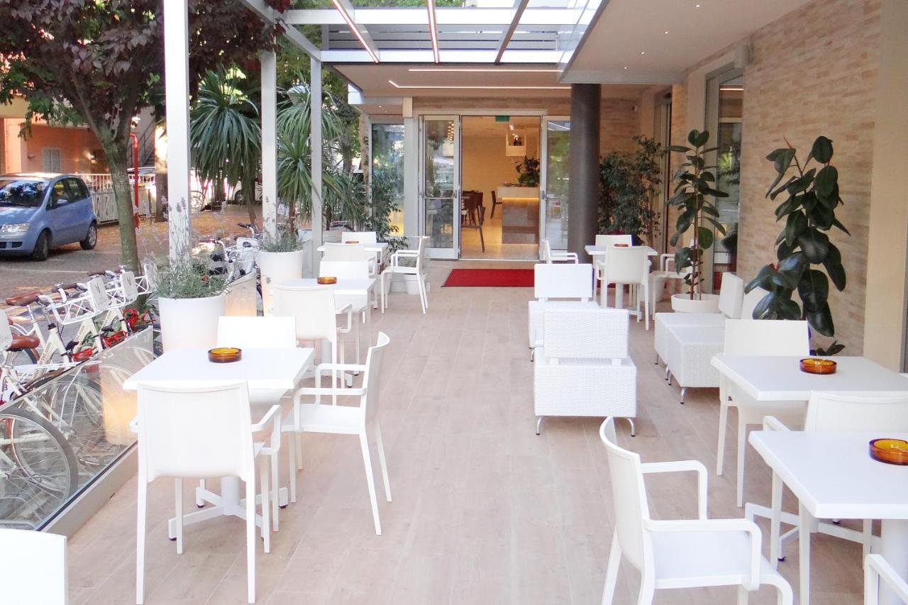 Hotel Aquila D'Oro Misano Adriatico Bagian luar foto